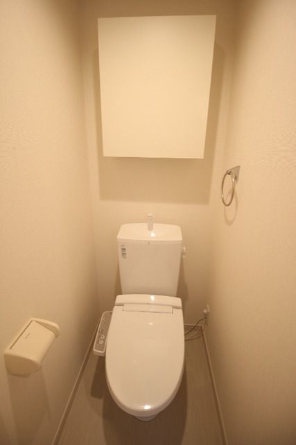 トイレ　棚のついたお手洗い