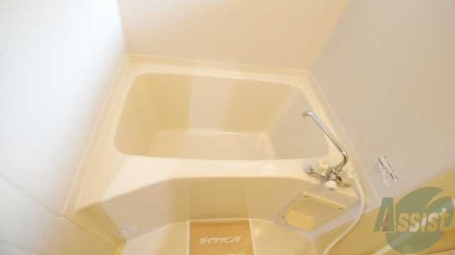 バス・シャワールーム　白くきれいな浴室です、シンプルで使い易い作りになっています