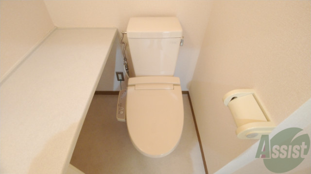 トイレ　温水洗浄機能付きのトイレです。きれいで落ち着ける空間。