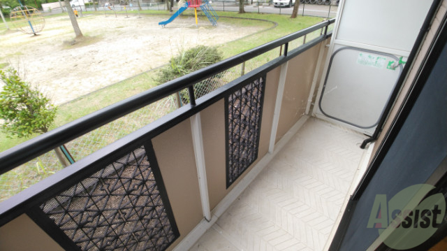 バルコニー　リビングからつながるバルコニーは陽の光がよく当たる快適空間