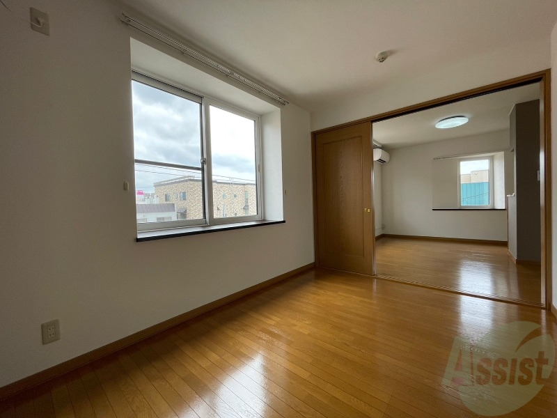 その他部屋・スペース　戸を閉めるとリビングと区切られた寝室にすることができますよ。