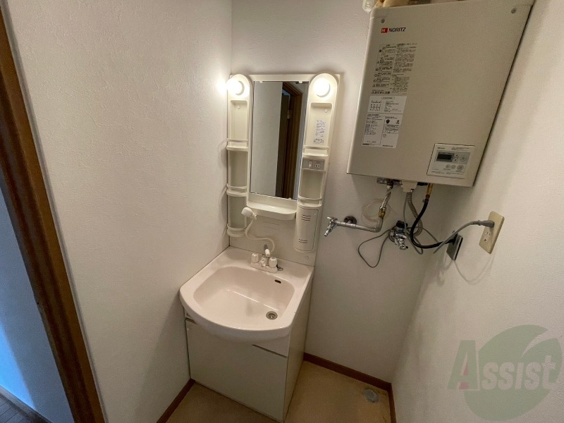 洗面設備　シャンプードレッサーは棚もついていて便利そう！