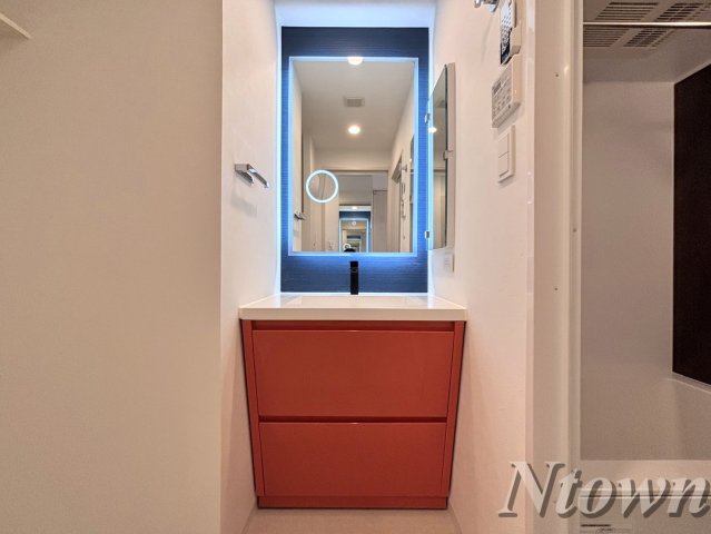 洗面設備　朝の支度にも助かる、独立の洗髪洗面化粧台