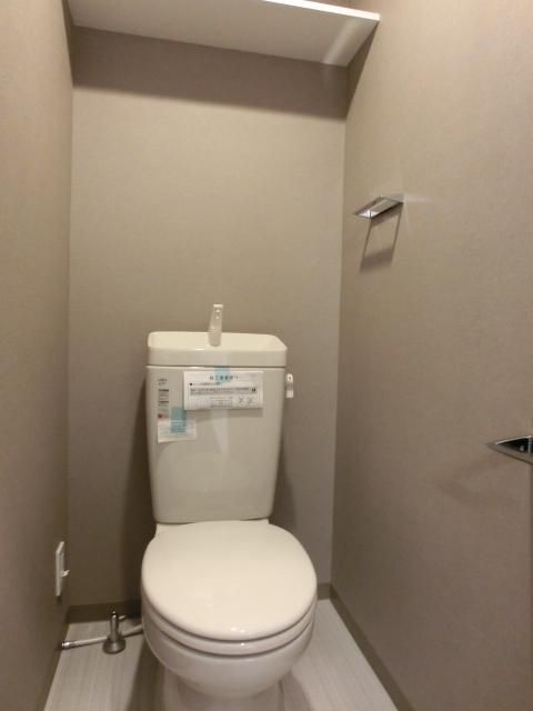 トイレ　上部収納棚付