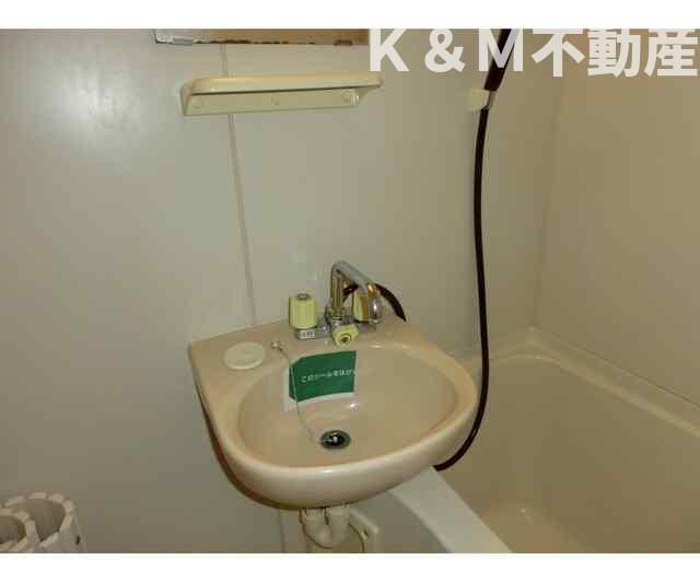 洗面設備　明るい洗面所です