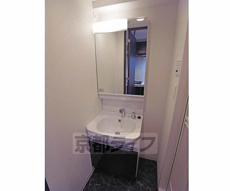 洗面設備　便利な洗面台です。