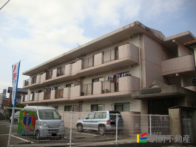 建物外観　３階建ての物件です