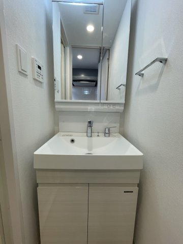 洗面設備　(参考)同マンション他部屋の写真　反転
