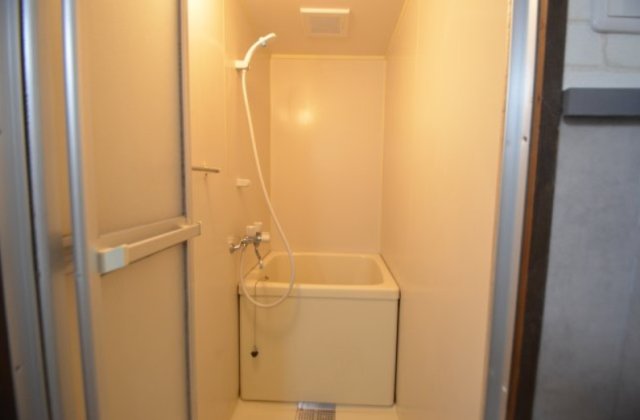 バス・シャワールーム　しっかり湯舟につかれるお風呂です！ここで一日の疲れを落として