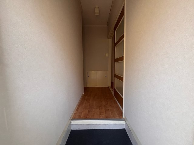 玄関　奥行きのある玄関スペース。