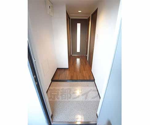 玄関　かなり広いので靴が多くても安心です