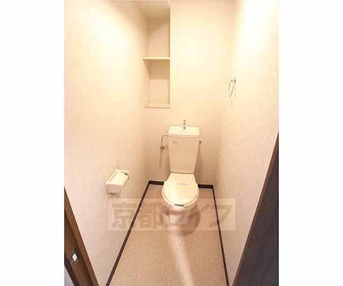 トイレ　棚が付いてて便利です