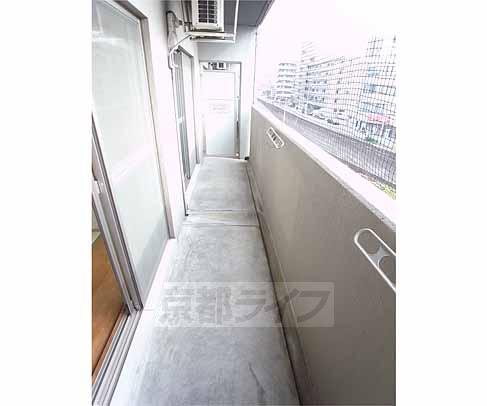 バルコニー　広くて洗濯物がたくさん干せます