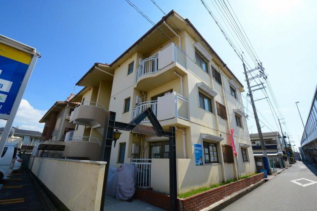 建物外観　敷地内に駐車場があります♪