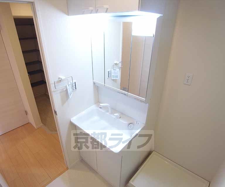 洗面設備　シャンプードレッサー付の洗面台です。