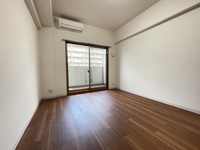 その他部屋・スペース　落ち着いた色調の寝室です