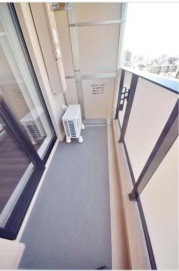 バルコニー　暖かな日差しのふりそそぐバルコニー