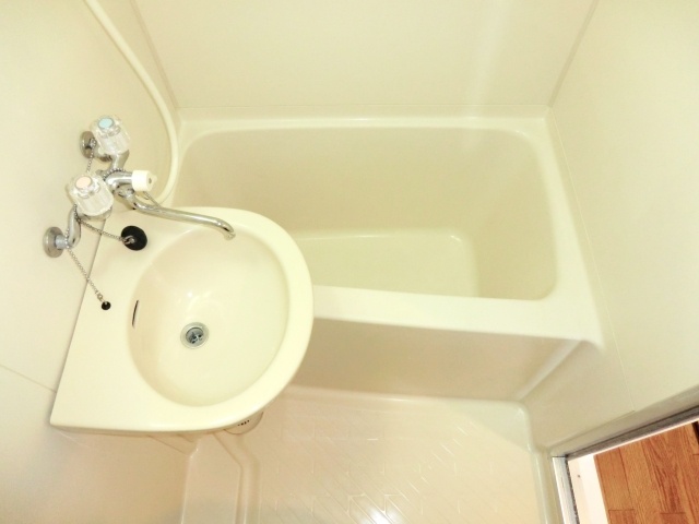 バス・シャワールーム　浴室内に洗面台付き！