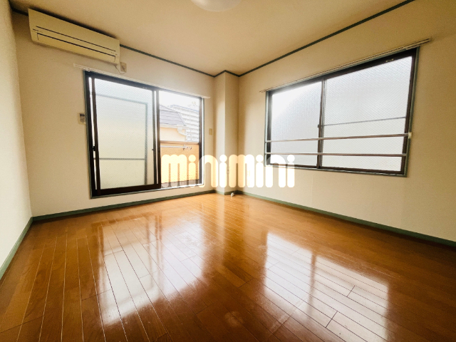 居室・リビング　二面採光で明るいお部屋です