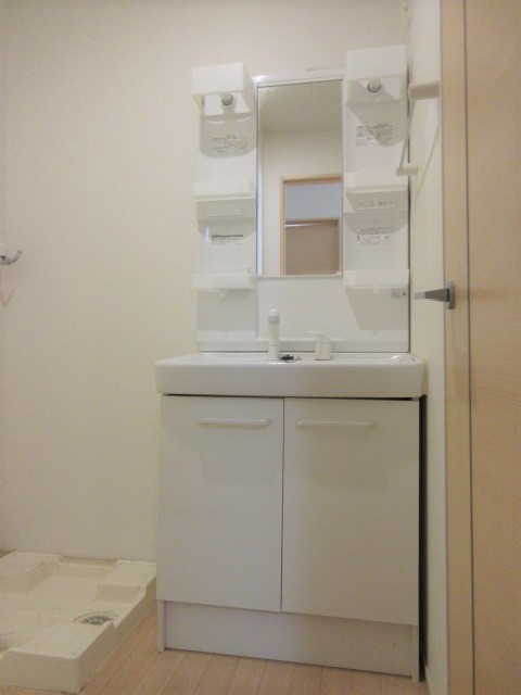 洗面設備　写真は別の部屋のものです。