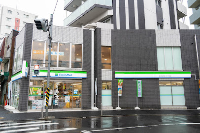 コンビニ　ファミリーマート 横浜西神奈川三丁目店（コンビニ）まで394m