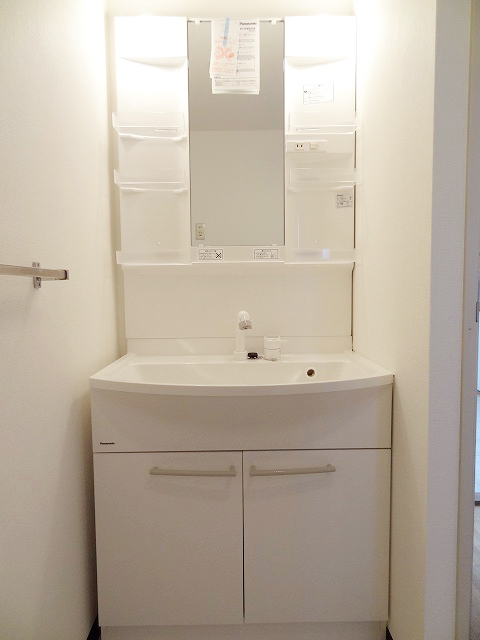 洗面設備　シャワー付洗面化粧台