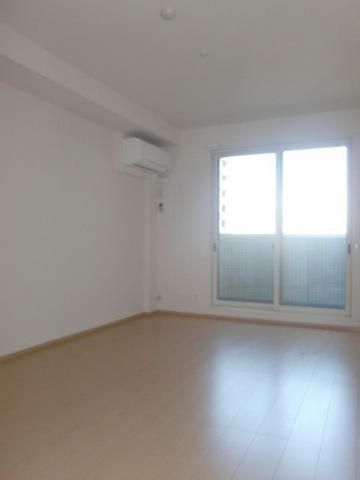 居室・リビング　広めの居室で大き目の家具でも大丈夫です！