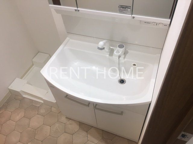 洗面設備　シャンプードレッサーの独立洗面台です。