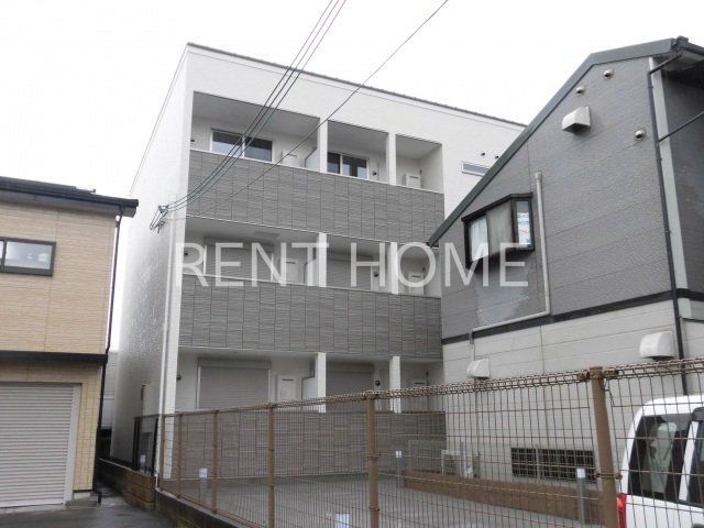 建物外観　３階建てのスマートな建物です。