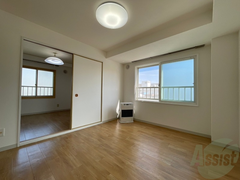 居室・リビング　リビングは白を基調としていて明るい印象ですね！