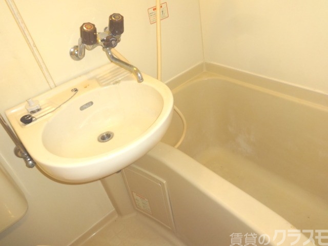 バス・シャワールーム　お掃除の楽なユニットバスです。