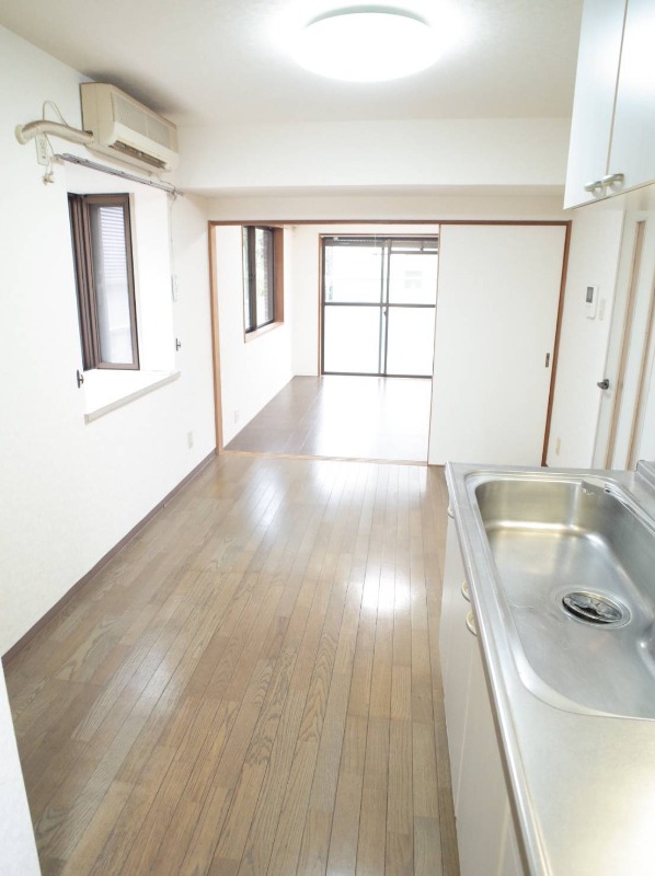 居室・リビング　出窓の前は、カウンターなんていかが？