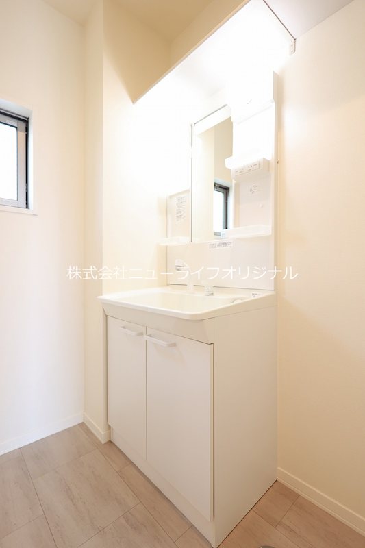 洗面設備　シャワー付き洗面台で忙しい朝でも楽に身支度が出来ます！