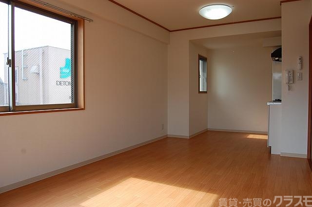 居室・リビング　日当たり良く明るい室内