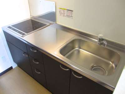 キッチン　広々キッチン、収納キャビネットもたっぷり！