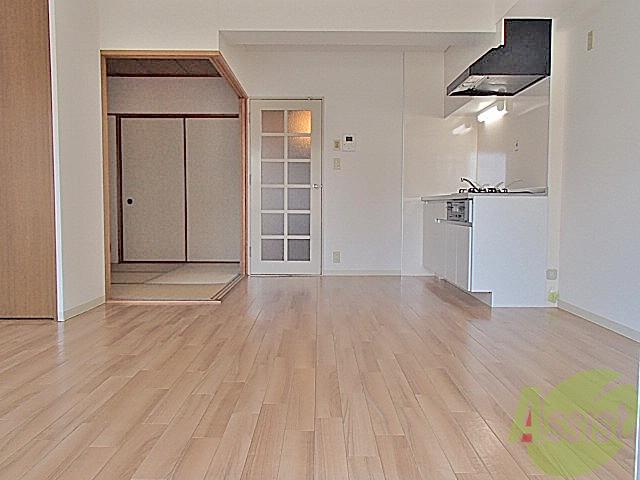 居室・リビング　１４帖のゆったり広々リビングです。明るく爽やかなお部屋です。