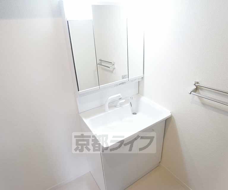 洗面設備　独立洗面台付きです。