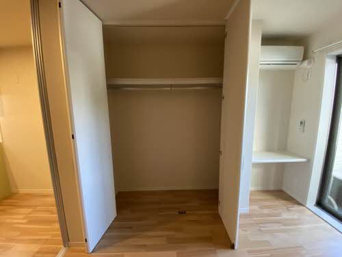 収納　枕棚・ハンガーパイプ付き