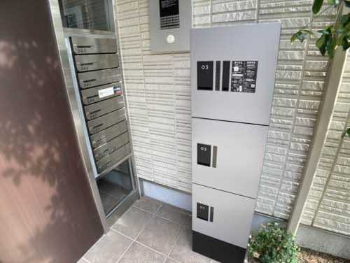 建物外観　宅配ボックスがあります。
