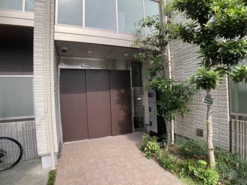 建物外観　オートロック付きの物件です。