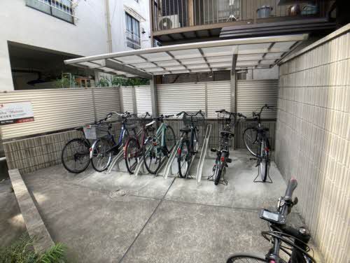建物外観　敷地内屋根付き駐輪場