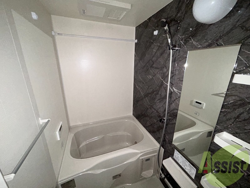 バス・シャワールーム　落ち着いたデザインの浴室。ゆったりできそうです。