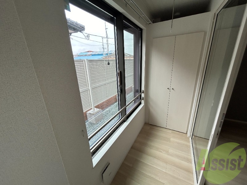 バルコニー　サンルームは洗濯物を干すのに十分な広さがありますね。