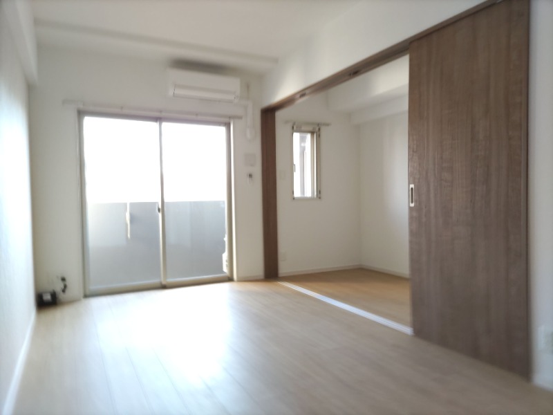 居室・リビング　おしゃれな色のリビングですね