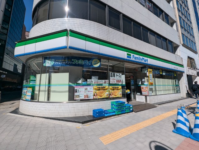 コンビニ　ファミリーマート横浜スタジアム前店（コンビニ）まで180m