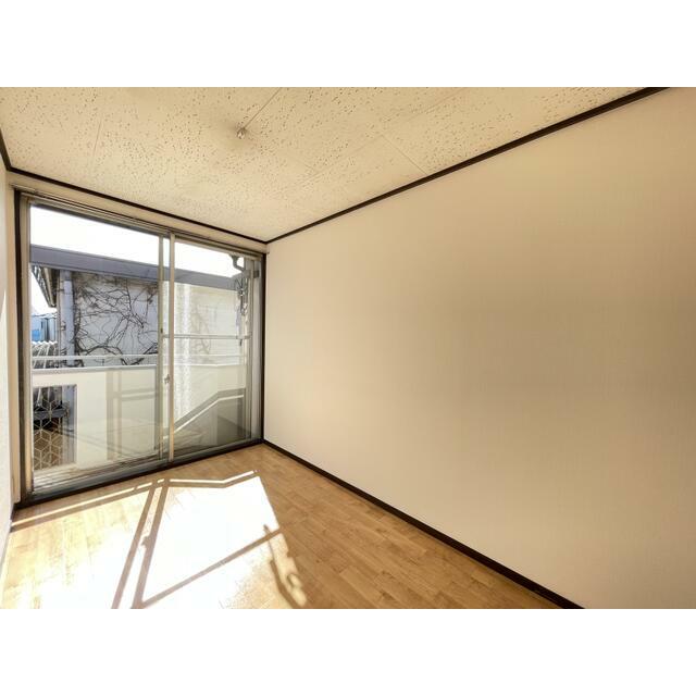 居室・リビング　現況優先。同タイプ別室写真。