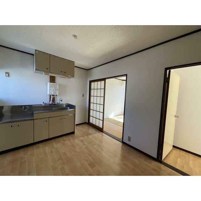 キッチン　現況優先。同タイプ別室写真。