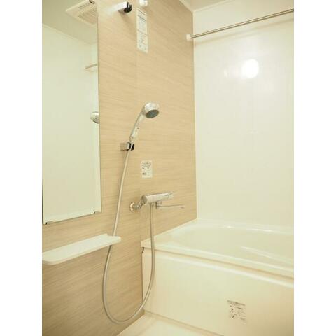 バス・シャワールーム　清潔感のあるバスルームです。