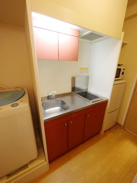 キッチン　洗濯機と冷蔵庫と電子レンジ付きです