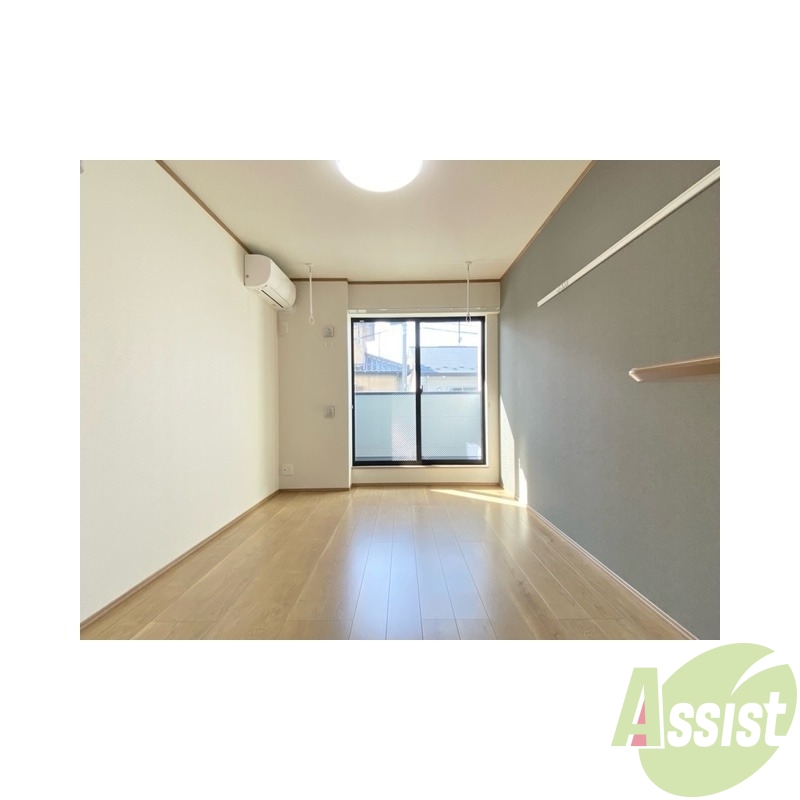 居室・リビング　アクセントクロスが素敵な南向きのお部屋です